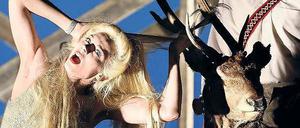 Wildfang. Mélisande (Lilith Stangenberg) ist gefesselt von Pelléas (Thorbjörn Björnsson).