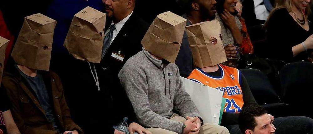 Zum Schämen schlecht: Fans der New York Knicks ziehen sich bei der 15. Pleite in Serie Papiertüten über die Köpfe.