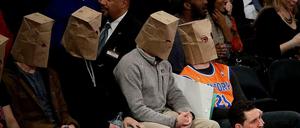 Zum Schämen schlecht: Fans der New York Knicks ziehen sich bei der 15. Pleite in Serie Papiertüten über die Köpfe.