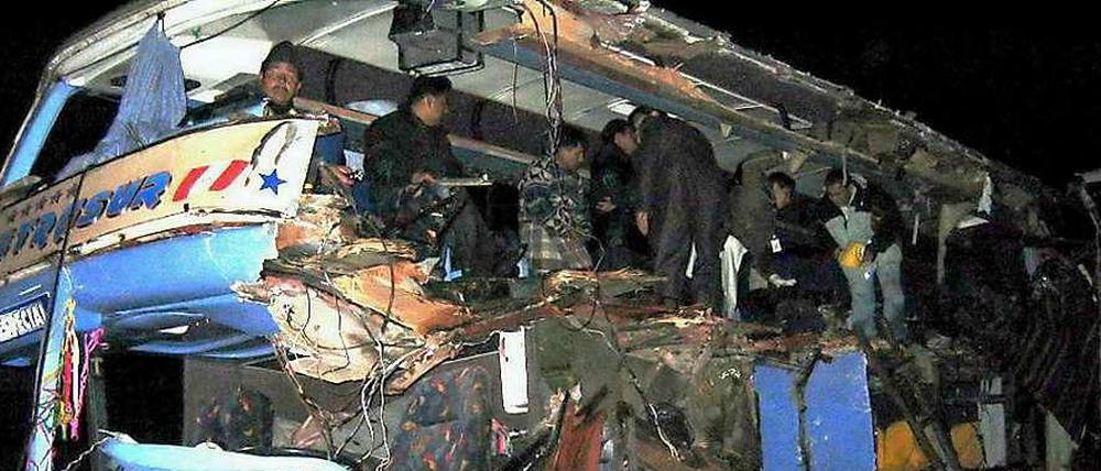 In Peru kommt es immer wieder zu schweren Busunfällen. Am 01.05.2006 kamen 16 Menschen ums Leben. Am Wochenende sind gleich drei Busse in Südamerika verunglückt.