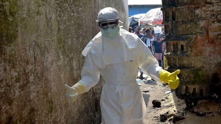 Die Ebola-Krise sei zu Ende, wenn es keine neuen Infektionsfälle gebe, sagt der EU-Nothilfekommissar. Dieser DRK-Helfer in Monrovia hat mit dazu beigetragen, dass die Neuinfektionszahlen in Liberia gesunken sind. 