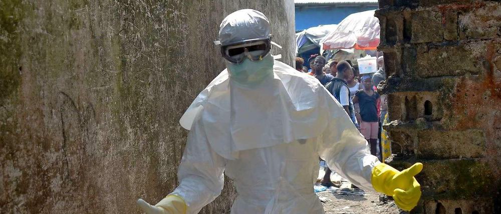 Die Ebola-Krise sei zu Ende, wenn es keine neuen Infektionsfälle gebe, sagt der EU-Nothilfekommissar. Dieser DRK-Helfer in Monrovia hat mit dazu beigetragen, dass die Neuinfektionszahlen in Liberia gesunken sind.