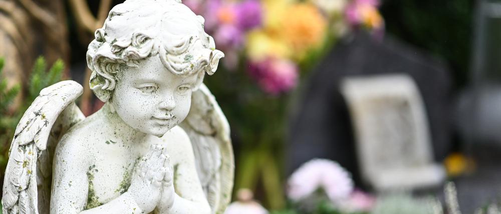 Ein Engel auf dem Grab erinnert auch an die Engel, die das Leben am
Ende leichter machten.