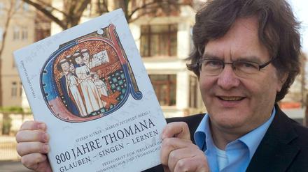 Georg Christoph Biller, der 16. Kantor des Thomanerchores nach Johann Sebabestian Bach, mit der Festschrift zum 800-jährigen Bestehen des Thomanerchores. 