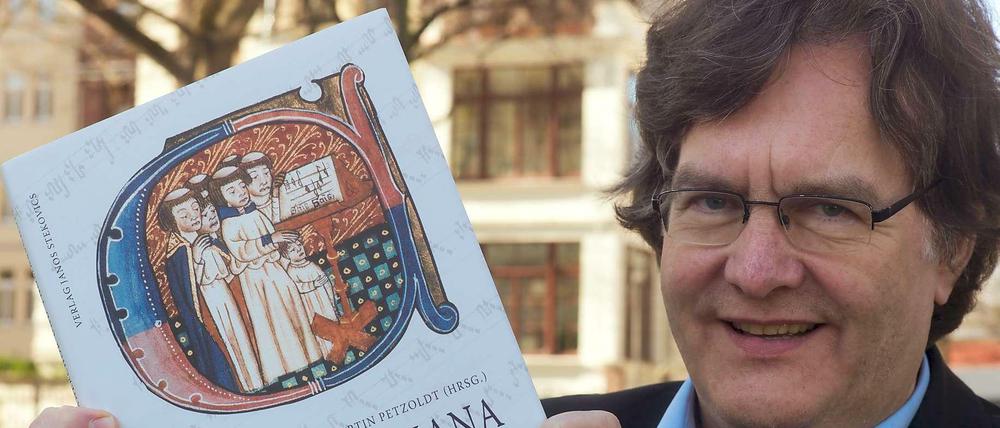 Georg Christoph Biller, der 16. Kantor des Thomanerchores nach Johann Sebabestian Bach, mit der Festschrift zum 800-jährigen Bestehen des Thomanerchores.