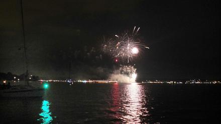 Seenotrakete? Nein, Feuerwerk - in diesem Fall auf der Havel erlaubt, weil es bei "Wannsee in Flammen" gezündet worden ist.