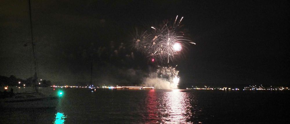 Seenotrakete? Nein, Feuerwerk - in diesem Fall auf der Havel erlaubt, weil es bei "Wannsee in Flammen" gezündet worden ist.