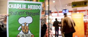 In Paris ist die erste Ausgabe von "Charlie Hebdo" nach dem Anschlag trotz Nachlieferungen schon wieder fast ausverkauft. 