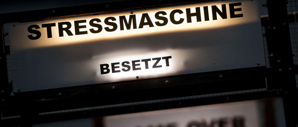 "Stressmaschine, besetzt, Game over" in der neuen interaktiven Ausstellung "Alles Familie!" im Hygienemuseum in Dresden.