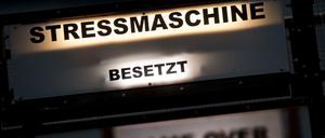 "Stressmaschine, besetzt, Game over" in der neuen interaktiven Ausstellung "Alles Familie!" im Hygienemuseum in Dresden.