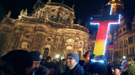 Deutsches Kreuz. Für viele bleibt es ein Rätsel, weshalb ausgerechnet „Pegida“ so großen Zulauf erfährt. Weniger Islam als in Sachsen geht kaum.
