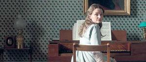 Ein Veilchen auf der Wiese stand. Henriette Vogel (Birte Schnöink) lernt Kleist beim Hauskonzert kennen. 