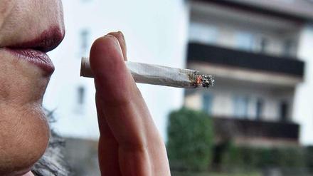 Rauchen auf dem Balkon: Ein gutes Recht oder untersagt, wenn sich die Nachbarn beschweren?