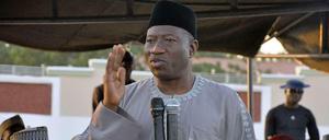 Zum ersten Mal in seiner Amtszeit hat der nigerianische Präsident Goodluck Jonathan die bedrängte Hauptstadt des nordöstlichen Bundesstaates Borno, Maiduguri, besucht. Er hofft, auch dort auf Stimmen für die Wahl am 14. Februar. 