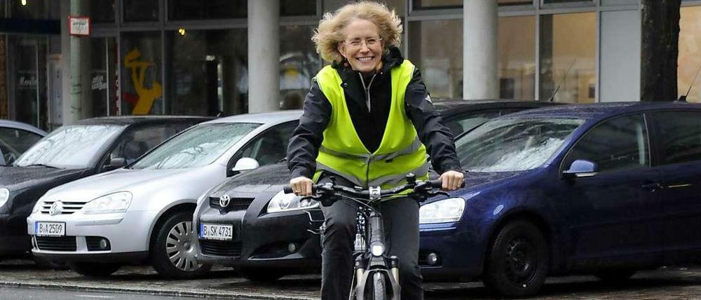 Leuchtendes Vorbild. Viele Radfahrer ziehen die auffälligen Westen schon freiwillig an.