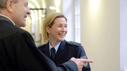 Die Ordnungshüter. Claudia Pechstein freut sich mit ihrem Anwalt Thomas Summerer über den juristischen Erfolg.
