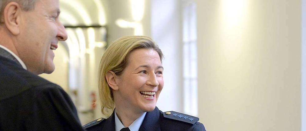 Die Ordnungshüter. Claudia Pechstein freut sich mit ihrem Anwalt Thomas Summerer über den juristischen Erfolg.
