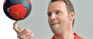 Balance-Akt. Dagur Sigurdsson trainiert neben den Füchsen Berlin seit drei Monaten auch die deutsche Nationalmannschaft.