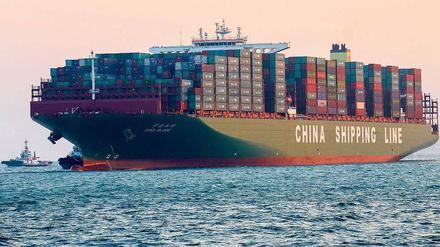 Ganz dicker Pott. Die „CSCL Globe“ wird auf ihrer Jungfernfahrt am heutigen Dienstag erstmals in Deutschland erwartet. Das mit knapp 400 Metern Länge und knapp 59 Metern Breite größte Containerschiff der Welt legte am Montag in Rotterdam ab und sollte über die Deutsche Bucht die Elbe aufwärts bis zum Hamburger Hafen fahren.