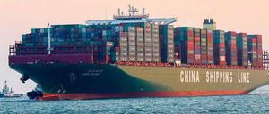 Ganz dicker Pott. Die „CSCL Globe“ wird auf ihrer Jungfernfahrt am heutigen Dienstag erstmals in Deutschland erwartet. Das mit knapp 400 Metern Länge und knapp 59 Metern Breite größte Containerschiff der Welt legte am Montag in Rotterdam ab und sollte über die Deutsche Bucht die Elbe aufwärts bis zum Hamburger Hafen fahren.