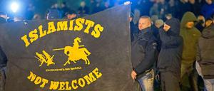 Unter den Demonstranten der „Pegida“-Ableger in München, Schwerin (unser Foto) und Stralsund waren am vergangenen Montag auch zahlreiche bekannte Rechtsextreme. 