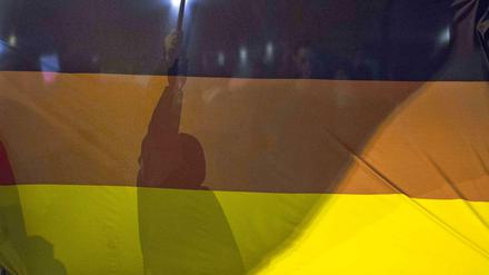 Wer hinter welcher Fahne steht. Die Pegida-Demonstrationen haben die Flüchtlingsdebatte radikalisiert. 