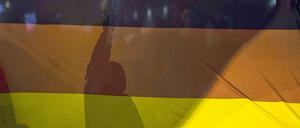 Wer hinter welcher Fahne steht. Die Pegida-Demonstrationen haben die Flüchtlingsdebatte radikalisiert.