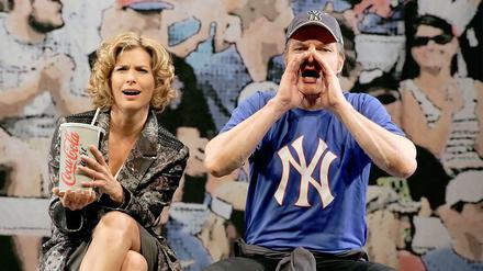 Verstand und Bauch.  Das dysfunktionale Paar (Valerie Niehaus) und Rudy (Stefan Jürgens) beim Baseball.