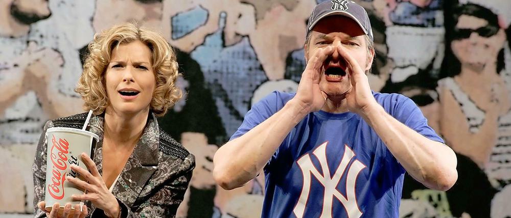 Verstand und Bauch. Das dysfunktionale Paar (Valerie Niehaus) und Rudy (Stefan Jürgens) beim Baseball.
