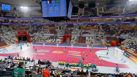 Jeder zweite Platz besetzt?! Die offizielle Zuschauerzahl in der 15.300 Besucher fassenden Arena lag am Tag der Eröffnung bei 7200 Besuchern.