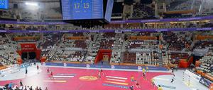 Jeder zweite Platz besetzt?! Die offizielle Zuschauerzahl in der 15.300 Besucher fassenden Arena lag am Tag der Eröffnung bei 7200 Besuchern.