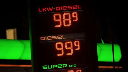Super ist der Preisverfall für die Autofahrer, die seit Wochen gerne zum Tanken fahren. Doch es gibt auch Verlierer des niedrigen Ölpreises. 