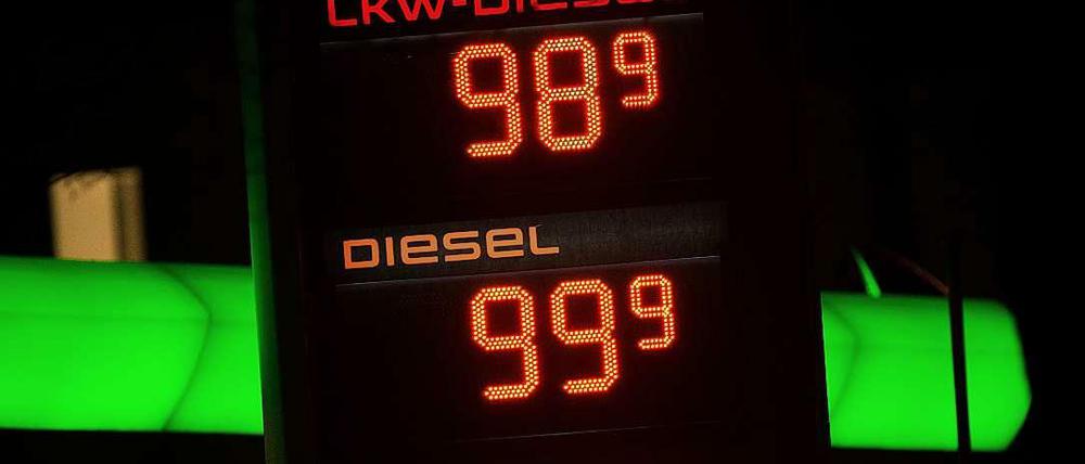 Super ist der Preisverfall für die Autofahrer, die seit Wochen gerne zum Tanken fahren. Doch es gibt auch Verlierer des niedrigen Ölpreises. 