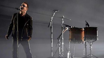 Der Leadsänger der irischen Rockband U2 hat die Kampagnenorganisation One gegründet, die sich für ambitionierte Entwicklungsziele und höhere Zahlungen der reichen Staaten an die armen Länder einsetzt.