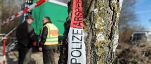 Zwischen Zell und Karlshuld bei Neuburg a.d. Donau (Bayern) hatten Spaziergänger eine Leiche gefunden. 