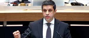 SPD-Fraktionschef Raed Saleh verteidigte sein Brennpunktprogramm im Plenum - und weitet es aus.
