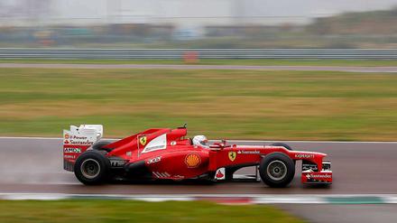 Alter Wagen, neues Gefühl. Auf der Firmenstrecke in Fiorano wurde Sebastian Vettels Kindheitstraum wahr: Er durfte einen Ferrari fahren, wenn auch nur den von 2012. Das neue Modell wird am 30. Januar vorgestellt.
