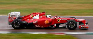 Alter Wagen, neues Gefühl. Auf der Firmenstrecke in Fiorano wurde Sebastian Vettels Kindheitstraum wahr: Er durfte einen Ferrari fahren, wenn auch nur den von 2012. Das neue Modell wird am 30. Januar vorgestellt.