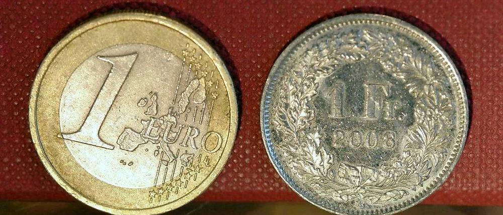 Die Schweizer Notenbank hat den Mindestkurs zum Euro aufgehoben.