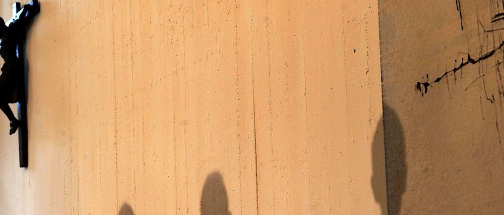 Kreuz und Schatten. Seitdem bekannt wurde, dass Geistliche Jugendliche missbraucht haben, ist viel Vertrauen in die Kirche verloren gegangen. 