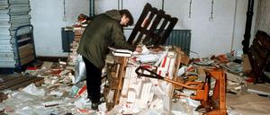 Demonstrant in der verwüsteten Stasi-Zentrale 1990 in Berlin-Lichtenberg.