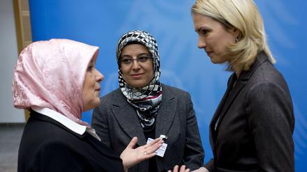 Wohlfahrt für alle: Familienministerin Manuela Schwesig (SPD) mit Nurhan Soykan, der Generalsekretärin des Zentralrats der Muslime und Erika Theißen, der Geschäftsführerin des Begegnungs- und Fortbildungszentrum muslimischer Frauen in Köln (v.l.n.r.) während der Tagung der Islamkonferenz am Dienstag.