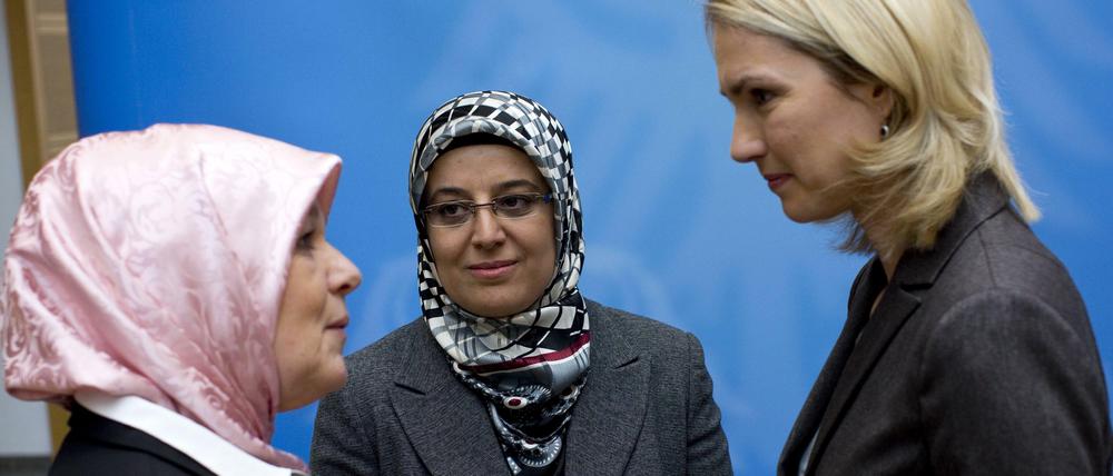 Wohlfahrt für alle: Familienministerin Manuela Schwesig (SPD) mit Nurhan Soykan, der Generalsekretärin des Zentralrats der Muslime und Erika Theißen, der Geschäftsführerin des Begegnungs- und Fortbildungszentrum muslimischer Frauen in Köln (v.l.n.r.) während der Tagung der Islamkonferenz am Dienstag.