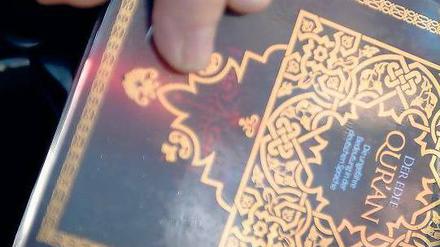 Auf Werbefeldzug. Radikale Islamisten wenden sich mit Aktionen wie dem Verteilen kostenloser Koran-Exemplare vor allem an Jugendliche. 
