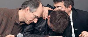 Der neue Chefredakteur von „Charlie Hebdo“ Gerard Briard (links) und der Kolumnist Patrick Pelloux (rechts) mit Luz, dem Zeichner der Titelseite des neuen Heftes, während der Pressekonferenz in den Räumen der „Liberation“.