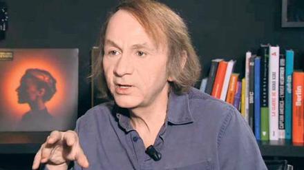 Bewegt. Michel Houellebecq im Interview des französischen Fernsehsenders Canal Plus. Der Sender stellte es am Montagabend online. 