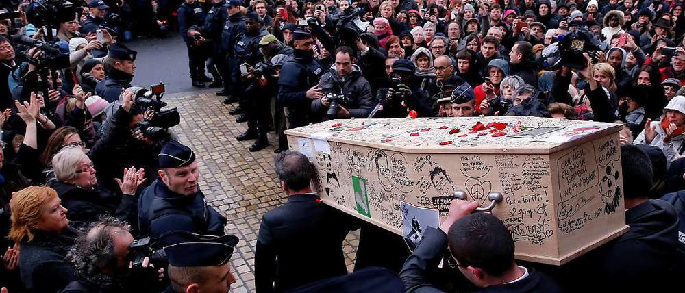 Unter großer öffentlicher Anteilnahme wurde am Donnerstag der Karikaturist Bernard Verlhac, alias Tignous, eines der Opfer aus der Redaktion von "Charlie Hebdo" in Montreuil beigesetzt. Die Trauer eint das Land - doch nicht alle teilen sie.