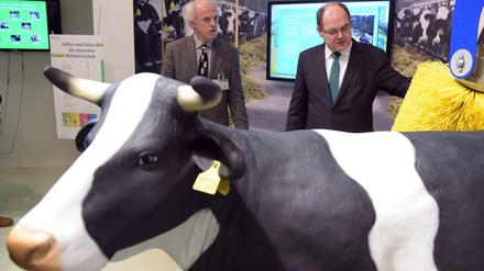 Rundgang auf der Grünen Woche. Agrarminister Christian Schmidt (rechts) nimmt einen Stand unter die Lupe.