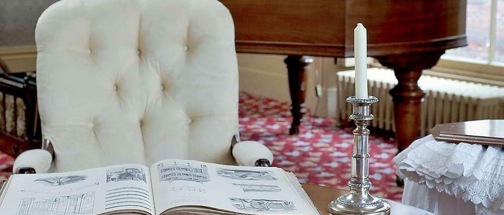 Im Wohnzimmer der Schriftstellerin Manchester.