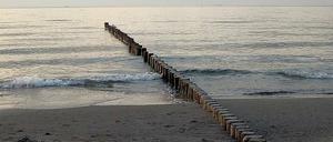 Winterstille. Viele Kilometer, nach rechts und links, erstreckt sich der feine Sandstrand bei Graal-Müritz. 